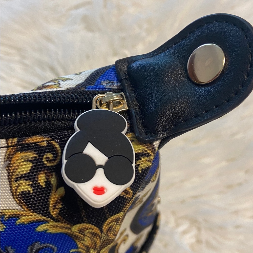 Alice+ Olivia Duffle Bag  Elegant Blue Tan color zipper two pockets on each side - Picture 9 of 12